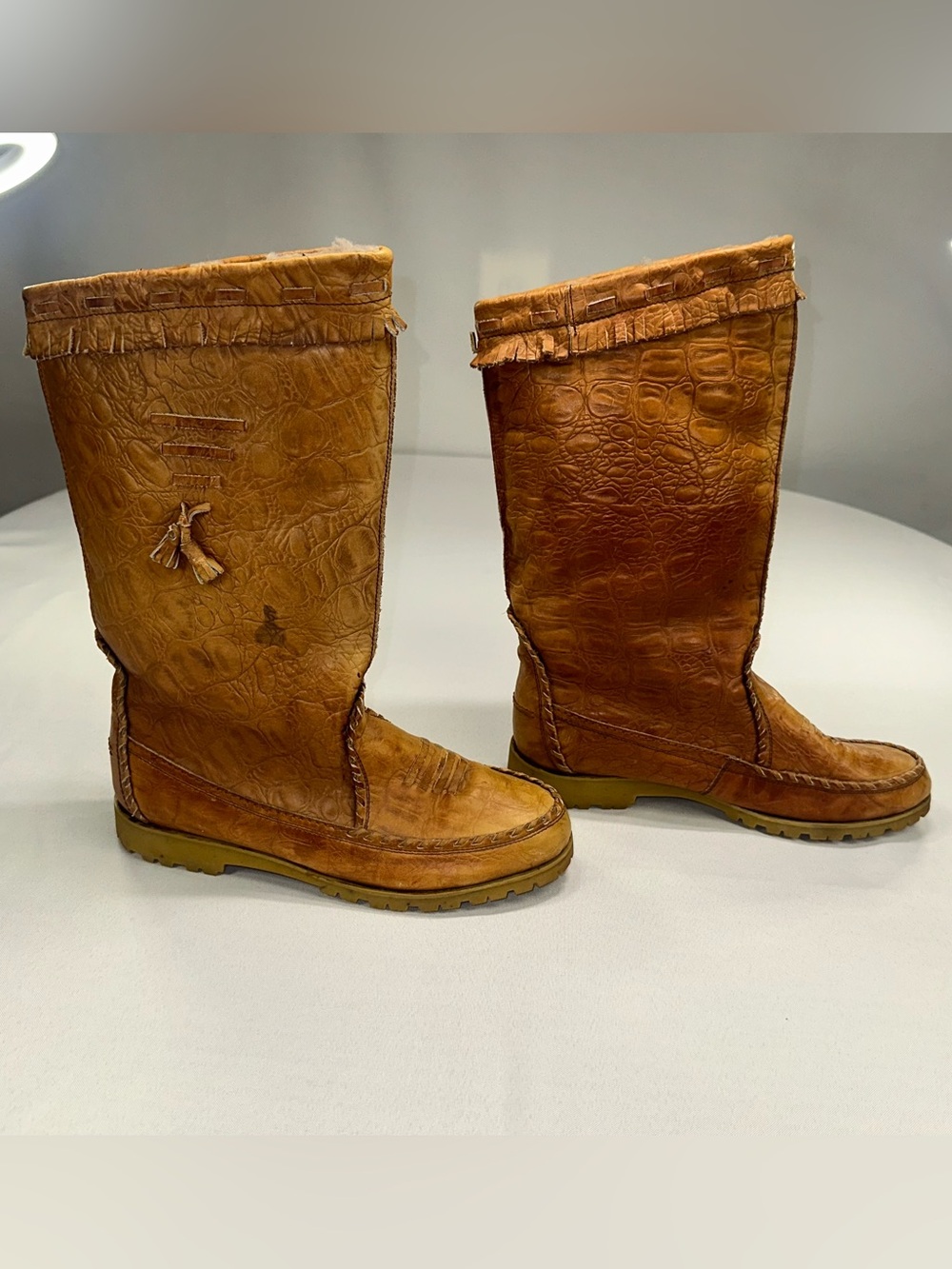 Vintage 70s Crocodile Embossed Leather Mukluk Boots Fringe Tassel Romania 8.5 9 - Picture 3 of 13